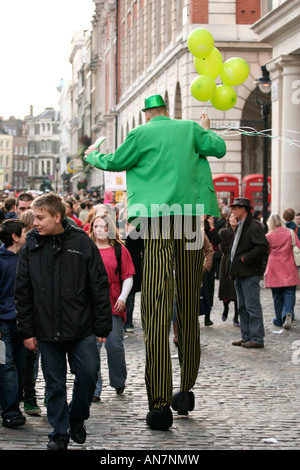 St Patricks Tag Stelzenläufer walker Stockfoto