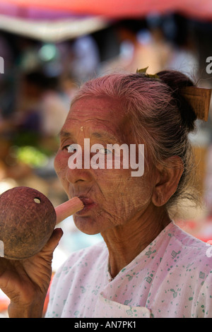 Burmesische Frau raucht eine Cheroot auf einem lokalen Markt in Bagan, Burma (Myanmar) Stockfoto