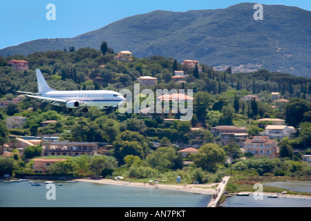 Große Flugzeuge landen auf Korfu Insel Griechenland Stockfoto