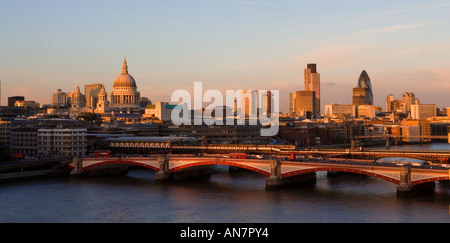 UK-London-Blick über Themse Richtung St. Pauls und die Skyline der Stadt Stockfoto