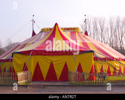 Großes rotes und gelbes Zirkuszelt außen, West Sussex, Großbritannien Stockfoto