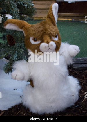 Großes Spielzeug Hase Hase mit einem mürrischen Ausdruck auf einem Weihnachts-Display Stockfoto