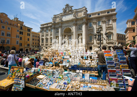 Italien Rom der Trevi Brunnen betrachtet über eine Souvenir-stall Stockfoto