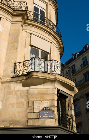 Balkone über alte und neue Straßenschilder an der Ecke der Rue De La Vrilliere Paris Frankreich Stockfoto