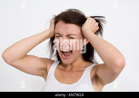 Frau, ziehen ihr Haar heraus in der frustration Stockfoto