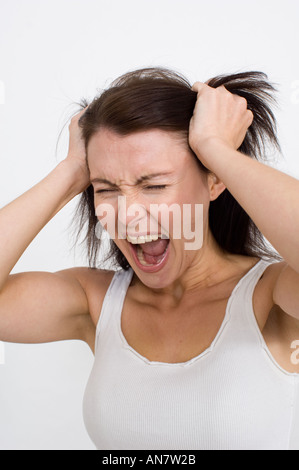 Frau, ziehen ihr Haar heraus in der frustration Stockfoto