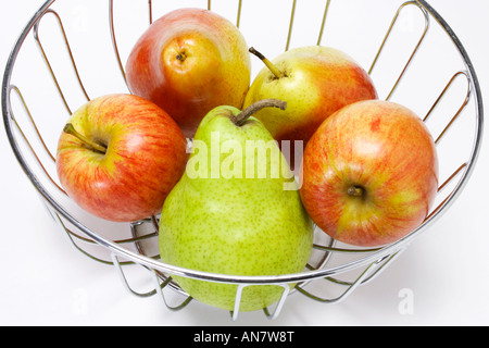 Äpfel und Birnen in Draht Obstschale Stockfoto