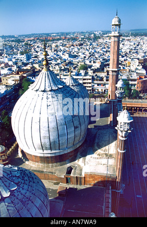 Minarette und Kuppeln der Jama Masjid Moschee zwischen 1644-1658 in der alten Stadt von Alt-Delhi-Indien. Stockfoto