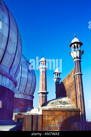 Minarette und Kuppeln der Jama Masjid Moschee zwischen 1644-1658 in der alten Stadt von Alt-Delhi-Indien. Stockfoto