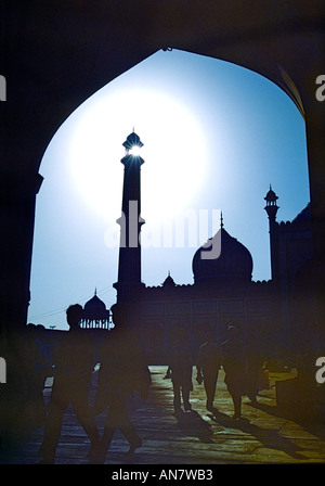 Minarette und Kuppeln der Jama Masjid Moschee zwischen 1644-1658 in der alten Stadt von Alt-Delhi-Indien. Stockfoto