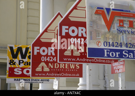 Immobilienmakler-Boards auf Hastings Strandpromenade, England, UK. FOTO 8. OKTOBER 2005 Stockfoto