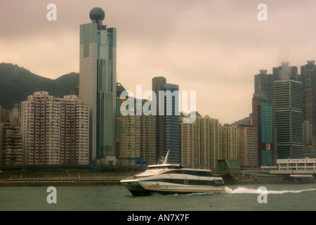 Schnelle Fähre kreuzt Hong Kong s Wasser vorne unter Nebel Hong Kong China Stockfoto