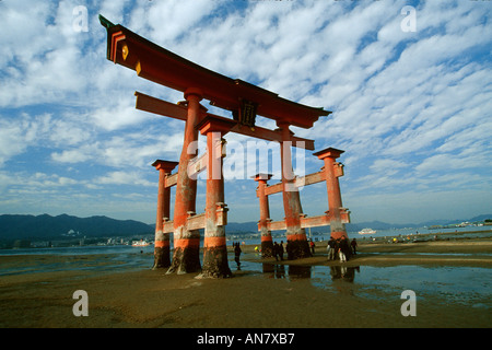 Schwebende Torii des Itsukushima-Jinja Schrein bei Ebbe Miya Jima Insel Hiroshima Japan Stockfoto
