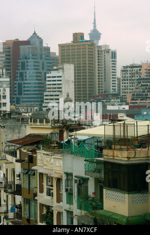 Alte Kolonial-Stil Gebäude stehen im Kontrast zu modernen erhebt sich in der ehemaligen portugiesischen Kolonie Macau China Stockfoto