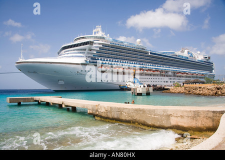 Crown Princess Kreuzfahrtschiff vor Anker in Kralendijk Bonaire-Karibik Stockfoto