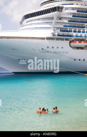 Bogen von der Crown Princess Cruise-Liner mit Schwimmer im Wasser neben Stockfoto