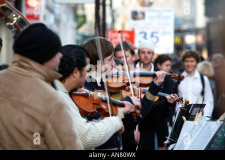 Geige spielen Straßenmusikanten auf Grafton street Dublin Republik von Irland Stockfoto