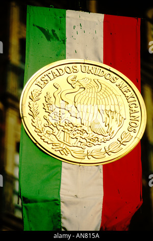 Mexiko, Mexico City, mexikanische Flagge und Siegel, Zocalo Stockfoto