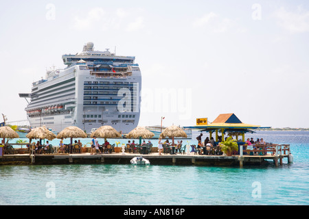 Crown Princess Kreuzfahrtschiff vor Anker in Kralendijk Bonaire Niederländische Antillen Karibik Stockfoto