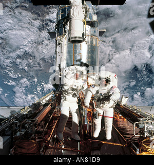 Astronauten John M Grunsfeld Recht und Richard M Linnehan STS 109 service Hubble Space Telescope HST Stockfoto