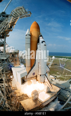 Space Shuttle Endeavour hebt erstellen Wogen von Rauch und Dampf auf dem Weg in den Weltraum für die Mission STS-111 Stockfoto