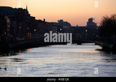Der Fluss Liffey und Halfpenny Bridge in der Dämmerung Dublin Irland Stockfoto