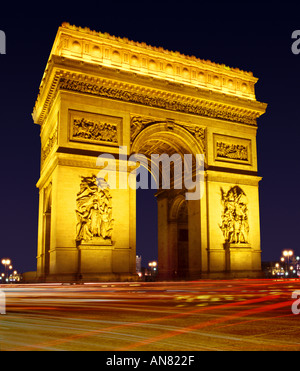 Arc de Triomphe Frankreich Europa Triumphbogen am Place Charles de Gaulle in Paris nachts beleuchtet Stockfoto