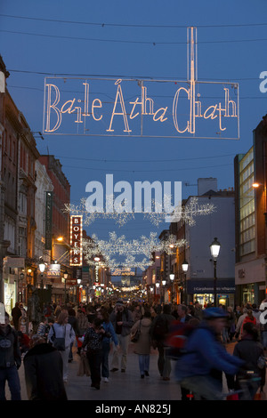 beleuchtete Baile Atha Cliath Zeichen und Käufern auf Earl Street vor Weihnachten Dublin Republik von Irland Stockfoto