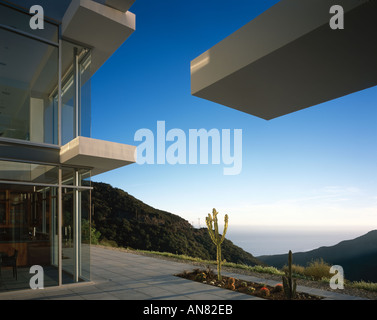 Feinstein Residenz, Malibu, Kalifornien, 2003. Freitragende mit Landschaft und Kakteen. Architekt: Stephen Kanner Stockfoto