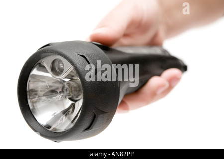 Hand hält eine Taschenlampe. Isoliert auf weißem Hintergrund. Stockfoto