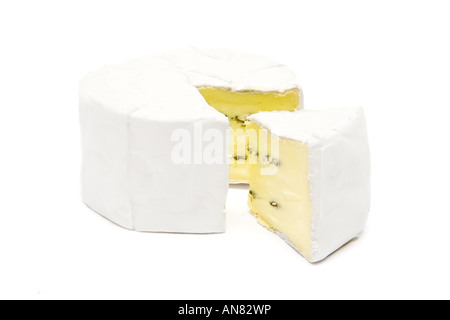 Schneiden Sie Stück französischer Weichkäse. isoliert auf weißem Hintergrund. Stockfoto