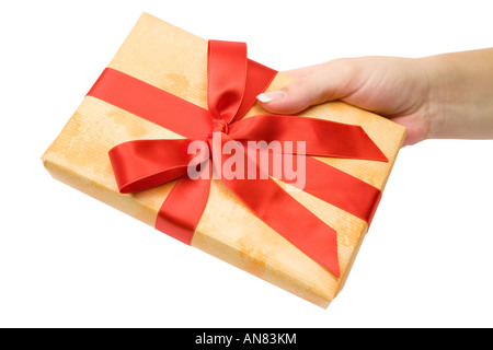 Weibliche Hand hält ein Weihnachtsgeschenk. Isoliert auf weißem Hintergrund. Stockfoto