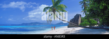 Paare, die sandigen Ufer am Anse Argent auf der Insel La Digue auf den Seychellen Stockfoto