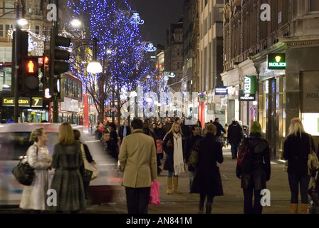 Weihnachts-Einkäufer drängen sich auf den Bürgersteig in der Londoner Oxford Street in West-London, UK. Stockfoto