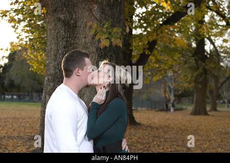 Ein Husban küsst seine Frau junge Frau Stockfoto