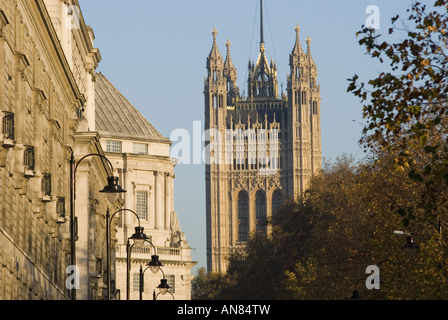 Eine Reihe von Straßenlaternen Mühle Ufer mit dem Victoria Tower auf die Häuser von Parlament im Hintergrund, London, UK. Stockfoto