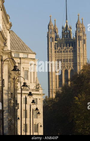 Eine Reihe von Straßenlaternen Mühle Ufer mit dem Victoria Tower auf die Häuser von Parlament im Hintergrund, London, UK. Stockfoto