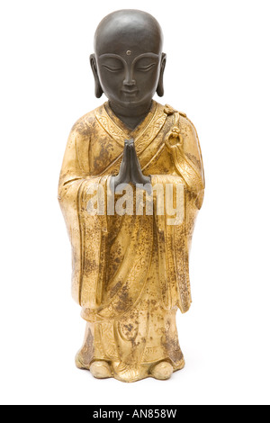 Antike Buddha-Statue, die isoliert auf einem weißen Hintergrund. Stockfoto