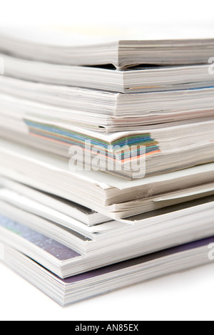 Reihe von Zeitschriften. Geringe Schärfentiefe. Weißen Hintergrund. Stockfoto