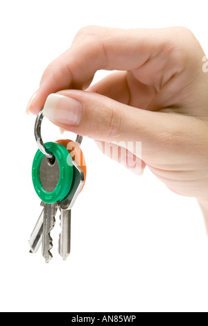 Weibliche Hand hält einen Schlüsselbund. Isoliert auf weißem Hintergrund. Stockfoto