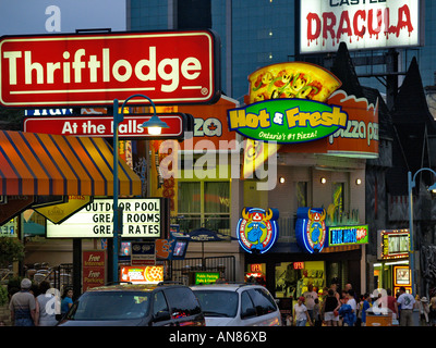 Leuchtende Neon Schilder auf der Hauptstraße Touristengegend Clifton Hill, Niagara Falls Ontario Kanada Stockfoto