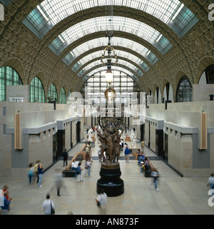Musée D' Orsay, Paris. Innenraum. Architekt: Victor Laloux 1900, Gae Aulenti 1980er Jahre Stockfoto