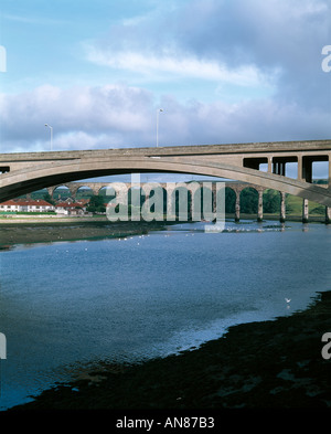 Brücken in Berwick am Tweed, Northumberland. Neue Brücke und alte Eisenbahnbrücke. Architekt: Mouchel und Partner, R. Stephenson Stockfoto