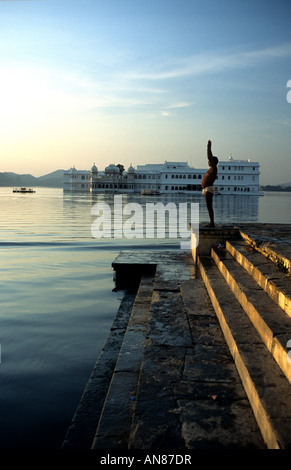 Blick auf die Janiwas Insel von Hanuman Ghat, Udaipur, Rajasthan, Indien Stockfoto