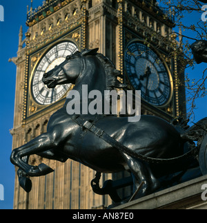 Boadicea ist Pferd, 1902, mit St.-Stephans Tower, Westminster, London. Bildhauer: Thomas Thorneycroft, 1814-1885. Stockfoto