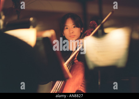 weibliche chinesischer Amerikaner Cellospiel Stockfoto