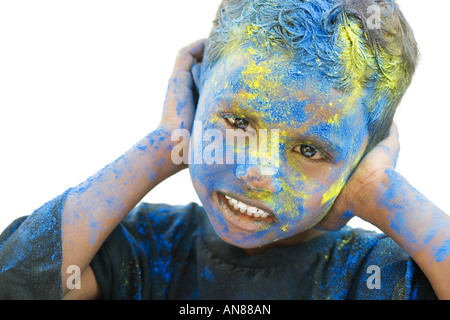 Indischer Junge mit Farbpulver Pigment bedeckt Stockfoto