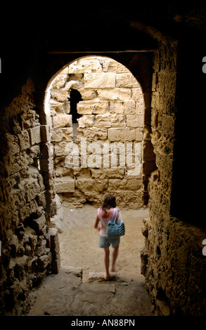 Frau im Tunnel in Othellos Turm Famagusta auf der Mittelmeerinsel Zypern in der türkischen gesteuert Nordregion Stockfoto