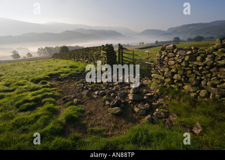 Eindrucksvolles Bild der Nebel bedeckt Täler des Lake District, England Stockfoto