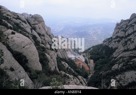 Niedrigen Winkel Blick auf Kloster Montserrat in Berg Montserrat Naturpark Katalonien Spanien Stockfoto